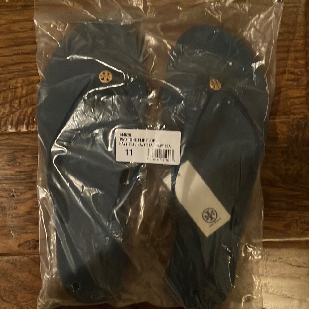 NWT Tory Burch Flip Flops - Navy Size 11